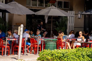 Delray Beach, FL, ABD - 17 Ekim 2021: Şehir merkezindeki Delray Beach FL 'de yemek yiyen turist ve yerel halkın fotoğrafı
