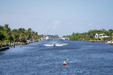Delray Beach, FL, ABD - 17 Ekim 2021: Intraceastal Waterway Delray Beach FL USA