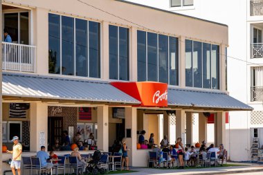 Delray Plajı, FL, ABD - 17 Ekim 2021: Açık oturaklı Boston restoranının fotoğrafı