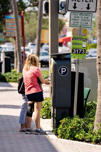 Delray Beach Usa October 2021 Photo People Paying Parking Kiosk — Stock Photo, Image