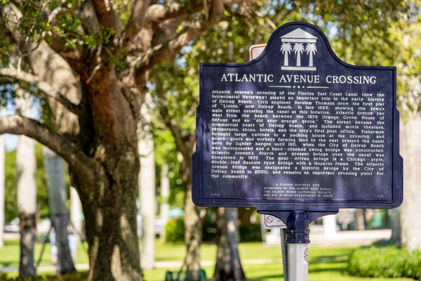 Delray Plajı, FL, ABD - 17 Ekim 2021 Delray Plajı 'ndaki tarihi bilgi tabelasını geçmek