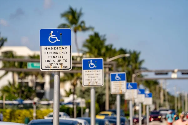 Behindertenparkplatzschilder Weisen Auf Bußgelder Hin — Stockfoto