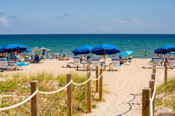 Delray Beach Eua Outubro 2021 Guarda Chuvas Azuis Praia — Fotografia de Stock