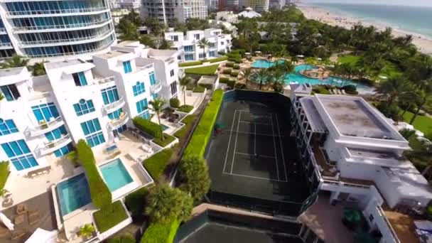 Miami beach och en pool — Stockvideo