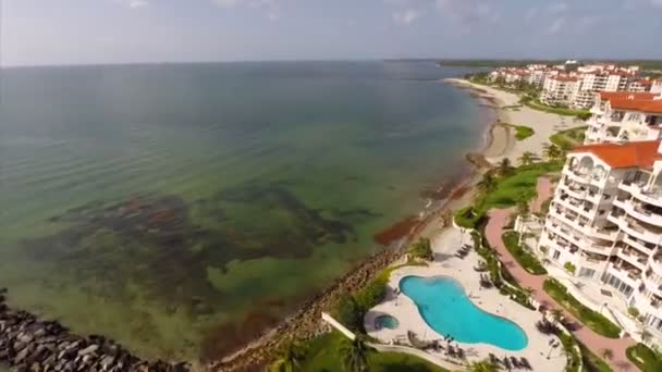 Miami Beach e uma piscina — Vídeo de Stock