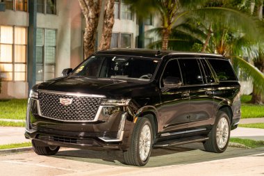 Sunny Isles Beach, FL, ABD - 21 Ekim 2021: Uber ve Lyft için kullanılan bir Cadillac Escalade lüks SUV 'nin gece fotoğrafı