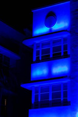 Mavi neon ışıklar Miami Plajı Ocean Drive sanat deco