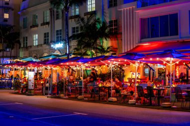 Miami Beach, FL, ABD - 21 Ekim 2021 Ocean Drive SOBE üzerinde neon ışıkları olan bir restoranın gece fotoğrafı
