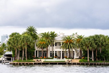 Fort Lauderdale, FL, ABD - 23 Ekim 2021: Fort Laudedale 'deki lüks rıhtım evlerinin telefoto fotoğrafı