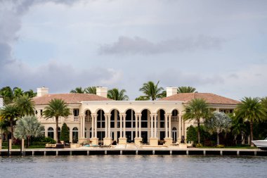 Fort Lauderdale, FL, ABD - 23 Ekim 2021: Fort Laudedale 'deki lüks rıhtım evlerinin telefoto fotoğrafı