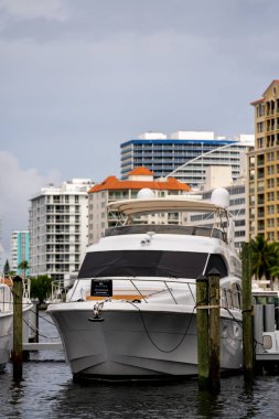 Fort Lauderdale, FL, ABD - 23 Ekim 2021: Fort Lauderdale Uluslararası Boat Show 'da bir yatın fotoğrafı