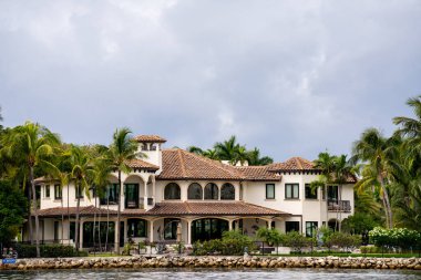 Fort Lauderdale, FL, ABD - 23 Ekim 2021: Fort Laudedale 'deki lüks rıhtım evlerinin telefoto fotoğrafı
