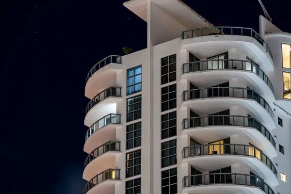 Nocne Zdjęcie Balkonów Wieżowca Kondominium — Zdjęcie stockowe
