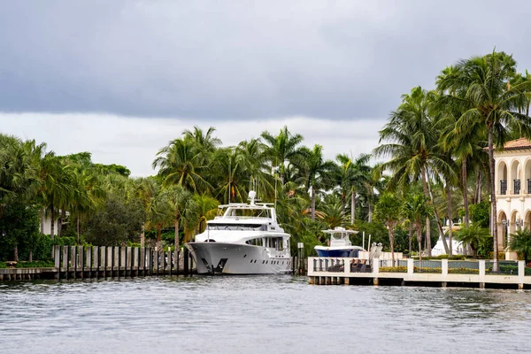 Luxury Yacht Docked Mansions Fort Lauderdale — Stock Photo, Image