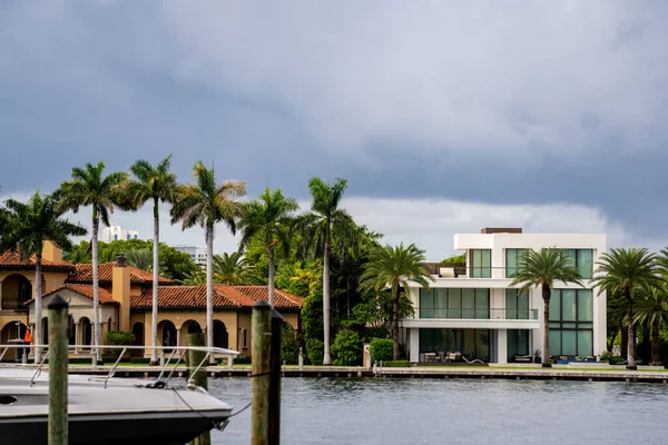 美国佛罗里达州劳德代尔堡 Fort Lauderdale 2021年10月23日 劳德代尔堡豪华海滨住宅的Telephoto照片 — 图库照片