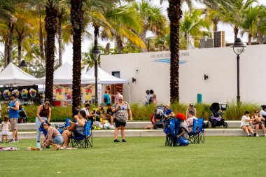 Fort Lauderdale, FL, ABD - 23 Ekim 2021 Las Oceanside Park 'taki Fort Lauderdale çiftçi pazarı