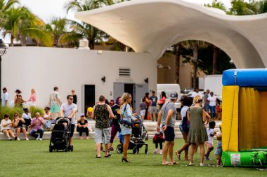 Fort Lauderdale, FL, ABD - 23 Ekim 2021 Las Oceanside Park 'taki Fort Lauderdale çiftçi pazarı