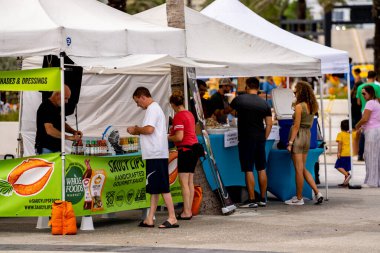 Fort Lauderdale, FL, ABD - 23 Ekim 2021 Las Oceanside Park 'taki Fort Lauderdale çiftçi pazarı