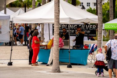 Fort Lauderdale, FL, ABD - 23 Ekim 2021 Las Oceanside Park 'taki Fort Lauderdale çiftçi pazarı