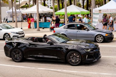 Fort Lauderdale, FL, ABD - 23 Ekim 2021: Üstü açılabilir yeni bir Chevy Camaro ZL1 'in fotoğrafı