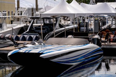 Fort Lauderdale, FL, ABD - 23 Ekim 2021: Fort Lauderdale Boat Show 'daki bir yarış teknesinin fotoğrafı