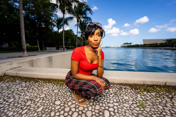 Foto Uma Bela Modelo Feminina Posando Livre Uma Cena Parque — Fotografia de Stock