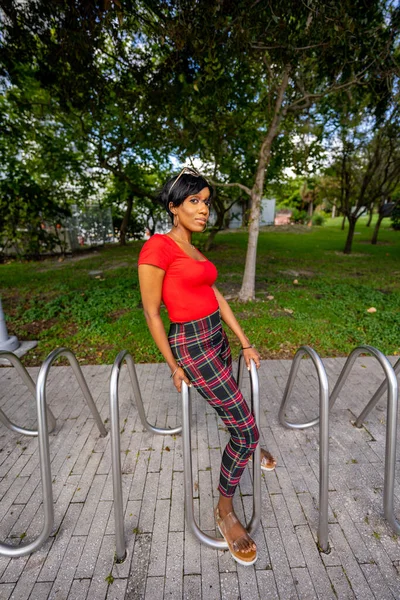 Foto Uma Bela Modelo Feminina Posando Livre Uma Cena Parque — Fotografia de Stock