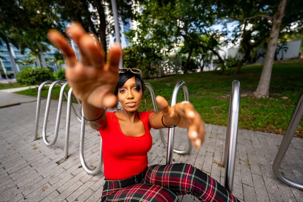 Photo Beautiful Female Model Posing Outdoors Park Scene Reaching Camera — Stock Photo, Image