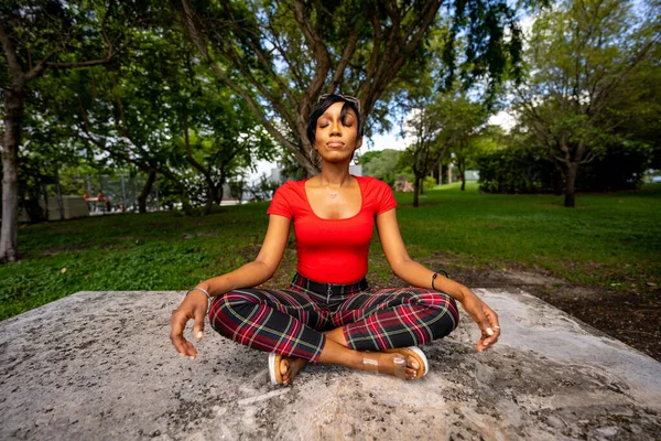 Photo Beautiful Female Model Posing Outdoors Park Scene Sitting Meditating — Stock Photo, Image