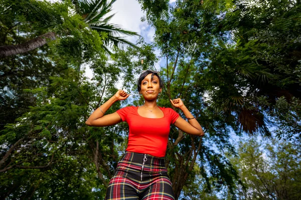 Photo Beautiful Female Model Posing Outdoors Park Scene Flexing Strong — Stock Photo, Image