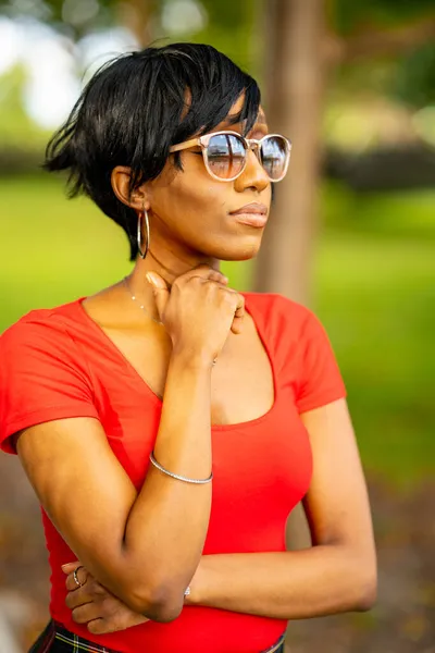 Photo Beautiful Female Model Posing Outdoors Park Scene Wearing Cool — Stock Photo, Image