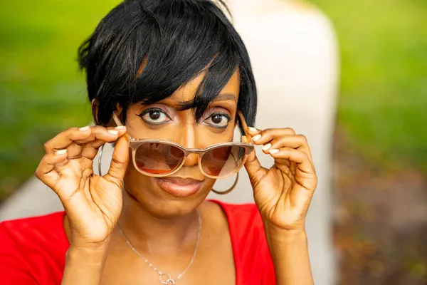 Fotografie Krásné Modelky Pózující Venku Parku Scény Odstranění Slunečních Brýlí — Stock fotografie