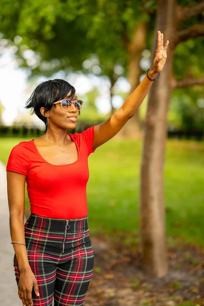 Foto Einer Schönen Weiblichen Modell Posiert Freien Einem Park Szene — Stockfoto