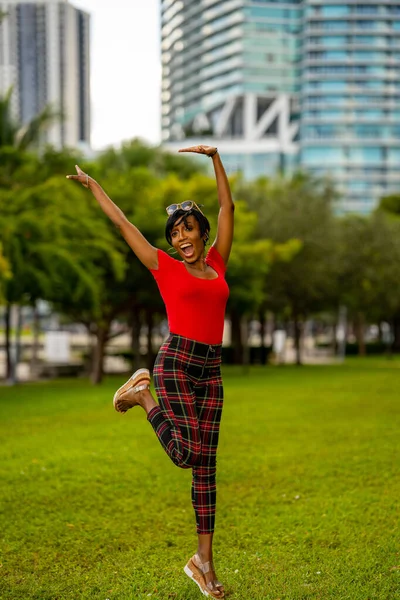 Photo Beautiful Female Model Posing Outdoors Park Scene Jumping Joy — Stock Photo, Image