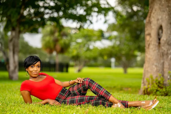 Photo Beautiful Female Model Posing Outdoors Park Scene Laying Grass — Stock Photo, Image