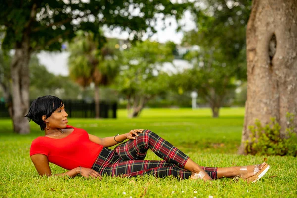 Foto Vacker Kvinnlig Modell Som Poserar Utomhus Parkscen Ligger Gräset — Stockfoto