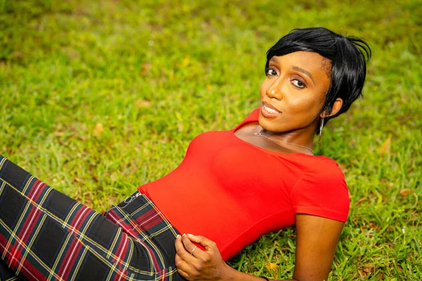 Foto Uma Bela Modelo Feminina Posando Livre Uma Cena Parque — Fotografia de Stock