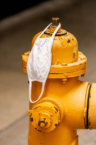 Foto Una Maschera Abbandonata Appesa Idrante — Foto Stock