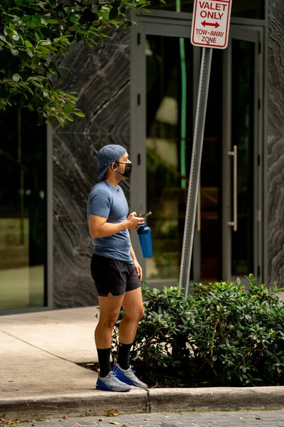 Miami Eua Outubro 2021 Foto Homem Esperando Pela Uber Lyft — Fotografia de Stock