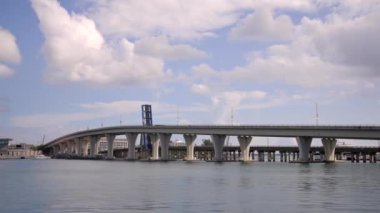Port Miami Köprüsü 4k dengelenmiş görüntü