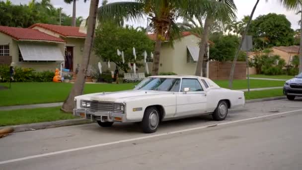 Cadillac Eldorado Aprox 1976 Branco Macio Top Clássico Carro — Vídeo de Stock
