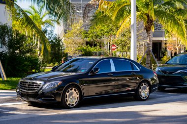 Fort Lauderdale, FL, ABD - 31 Ekim 2021: Yeni bir Maybach V12 lüks sedan fotoğrafı