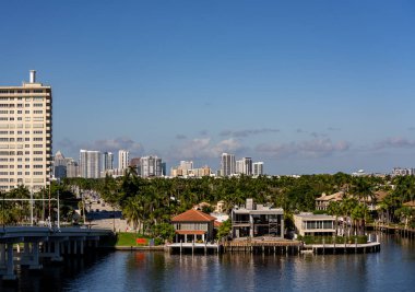 Fort Lauderdale FL ABD 'yi selden korumak için deniz seviyesinin yükseltildiği havadan çekilmiş lüks evler inşa ediliyor.