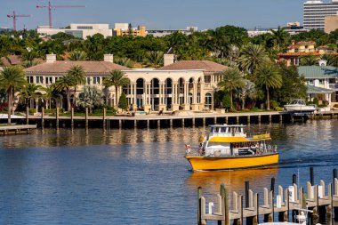 Fort Lauderdale, FL, ABD - 31 Ekim 2021: Fort Lauderdale FL Intracoastal su yolu turu