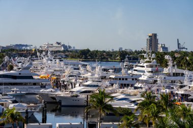 Fort Lauderdale, FL, ABD - 31 Ekim 2021 FLIBS Fort Lauderdale Uluslararası Boat Show 'da satılık lüks yatlar