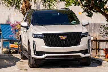 Fort Lauderdale, FL, ABD - 31 Ekim 2021: Yeni bir Cadillac Escalade lüks SUV fotoğrafı