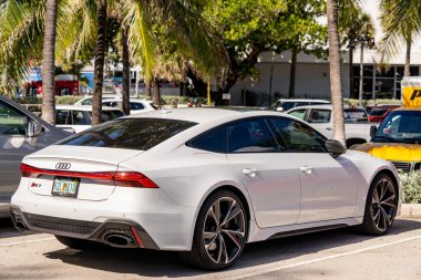 Fort Lauderdale, FL, ABD - 31 Ekim 2021: Yeni beyaz Audi RS7 spor sedanının fotoğrafı
