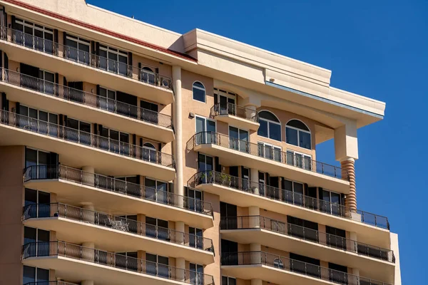 Sección Primer Plano Condominio Con Balcones Barandas Metálicas — Foto de Stock