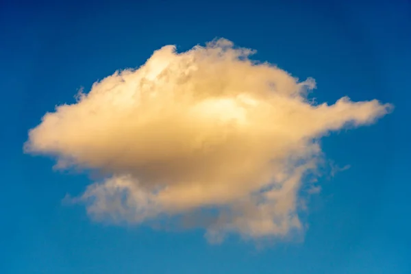 Bellissime Nuvole Gonfie Sul Cielo Blu — Foto Stock