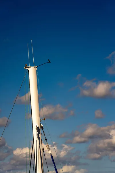 Segelmast Mit Reibung Wolkenverhangenen Blauen Himmel — Stockfoto